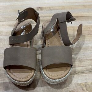 NWOT SHEIN Tan Kids Sandals with Ankle Strap